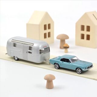 270582 Norev Ford Mustang 1968 Blau metallic und Airstream Caravan Jet-car