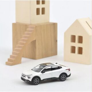155480 Norev 1:43 Citroën ê-C4 X 2023 Perlmutt-Weiss